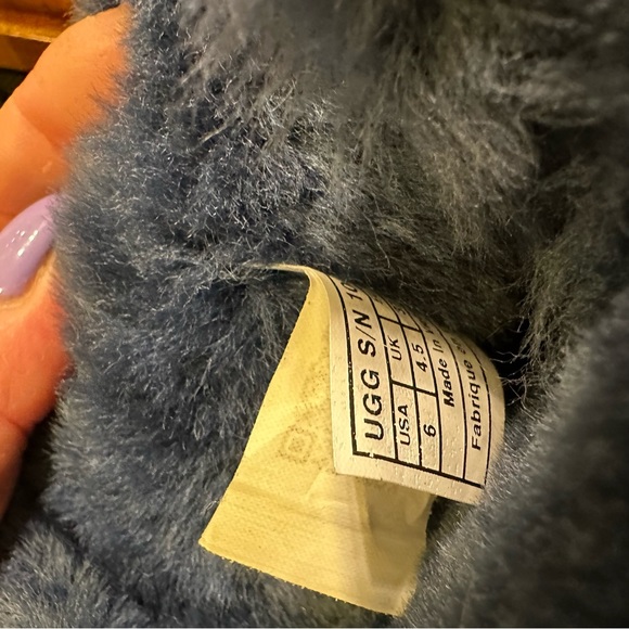 UGG Bailey Bow II boots in navy. Sz 6 - Picture 9 of 11